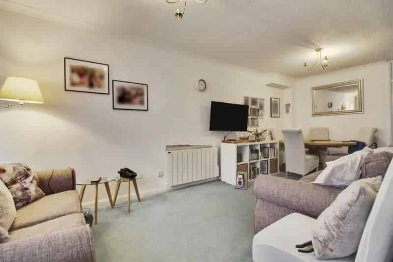 Two Double Bedroom Maisonette Hoddesdon - Garage - No Upward Chain