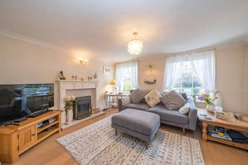 Grade II Listed Apartment near Tring Station with Parking