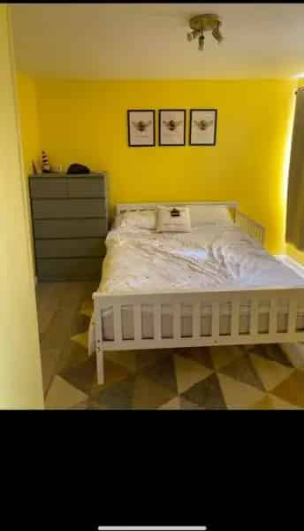 Large 4 Bed Semi Detached House Surrey Near Schools and Colleges