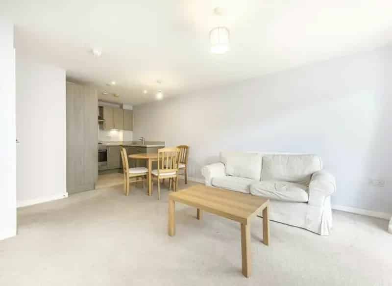 Spacious One Bedroom Apartment with Private Balcony near Kingston Town Centre