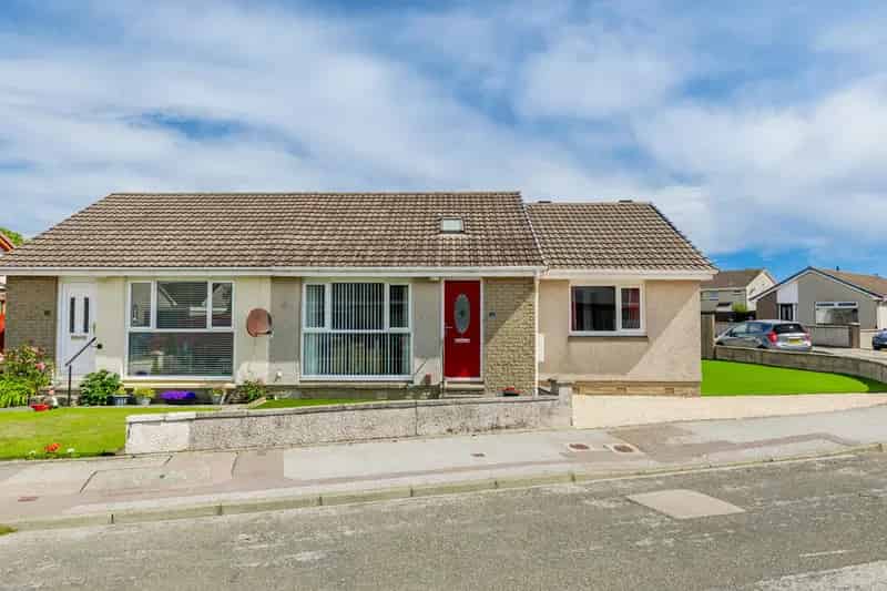 3 Bedroom Semi Detached Bungalow Cove Gas Central Heating Double Glazing