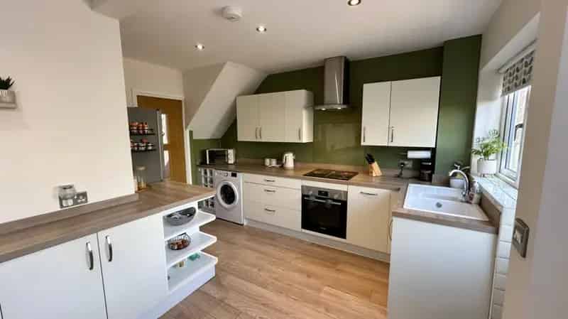 3 Bedroom End Terrace House For Sale