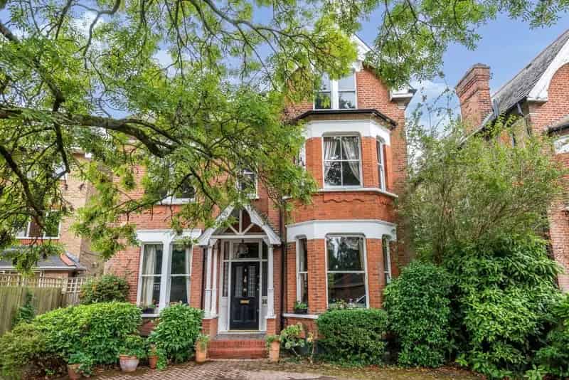 6 Bedroom Detached House Near Clare House School