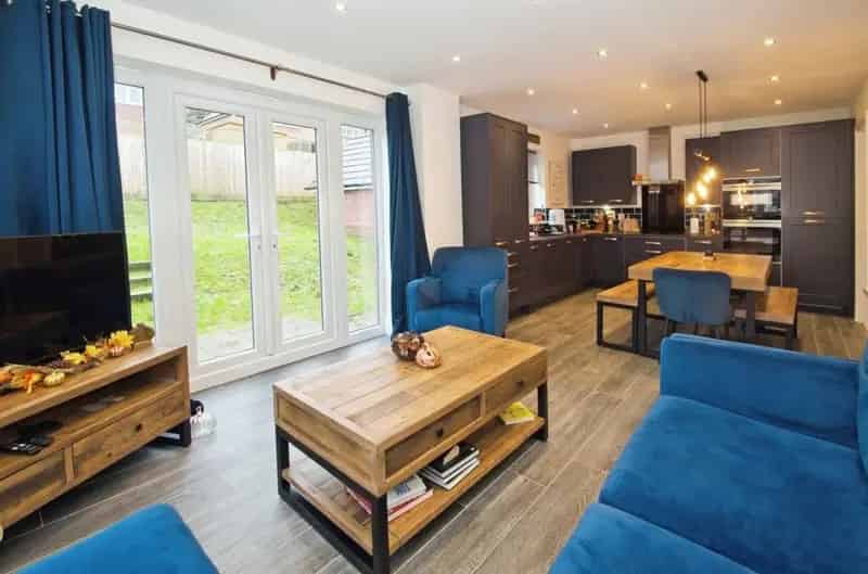 4 bedroom detached house
