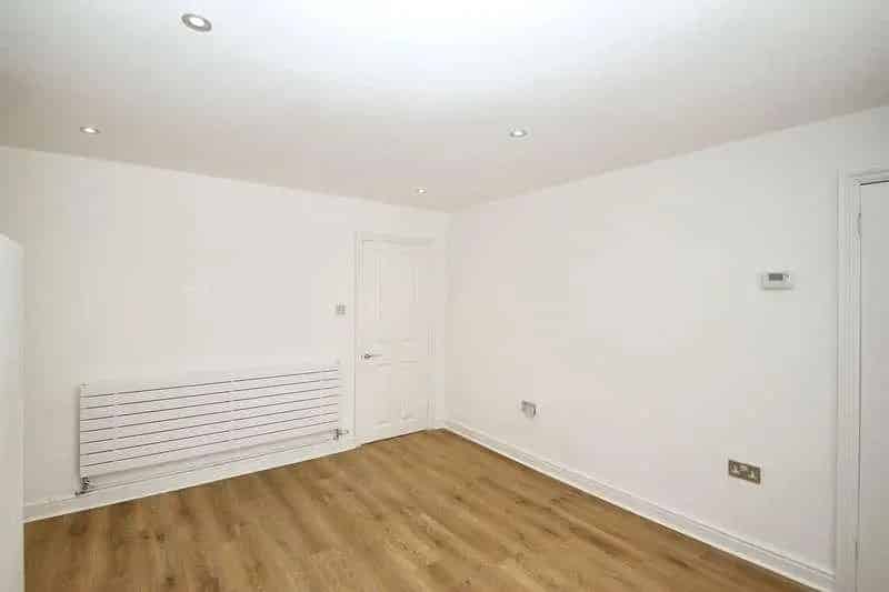 1 Bed Flat for Sale South Woodford - Newly Modernised Chain Free