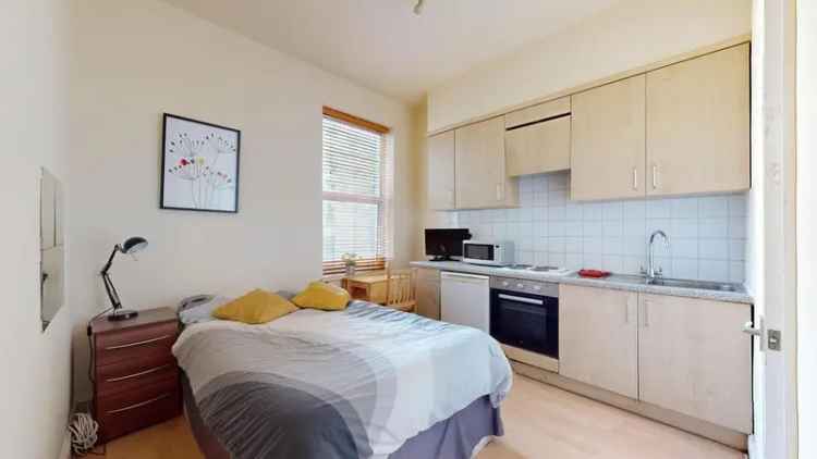 Spacious Room to Rent in Queen's Park - April 30th Availability