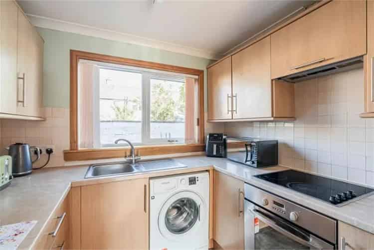 2 Bed Flat Maindoor with 1 Reception Room and Private Gardens