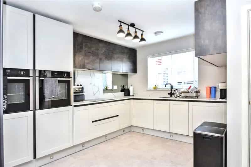 Charming 4-Bed Townhouse with Garden and Parking