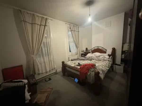 Mid Terrace House Near Park Station Schools