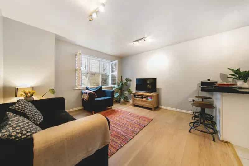 2 Bedroom Flat House to Rent Brixton
