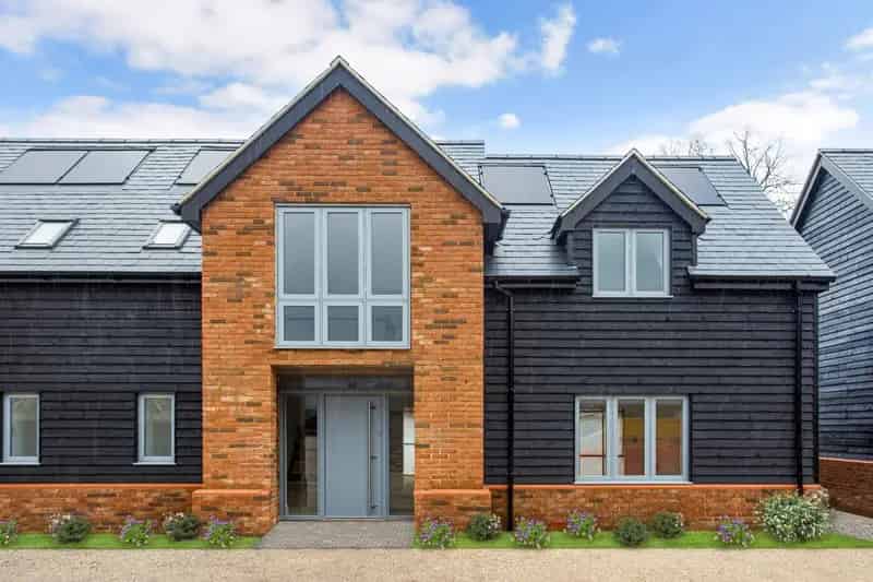 3 Bedroom Semi-Detached House for Sale Near Tring Station
