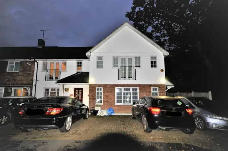 2 Bedroom Apartment Brentwood St Stephens Crescent 667 sq ft