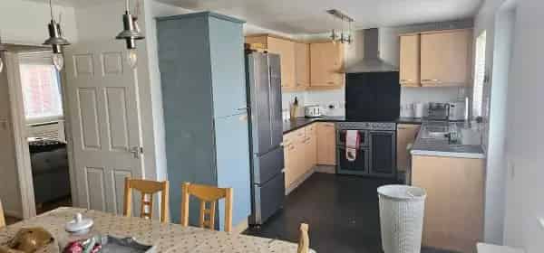 4 Bed Semi Detached House With Drive