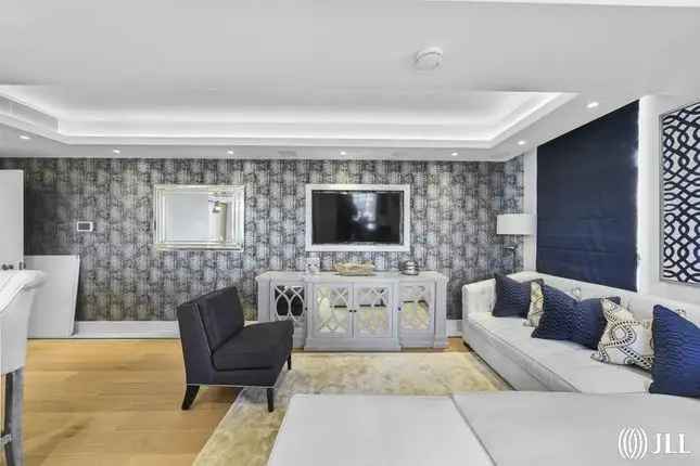 Flat for sale in Richmond Hill, Richmond TW10