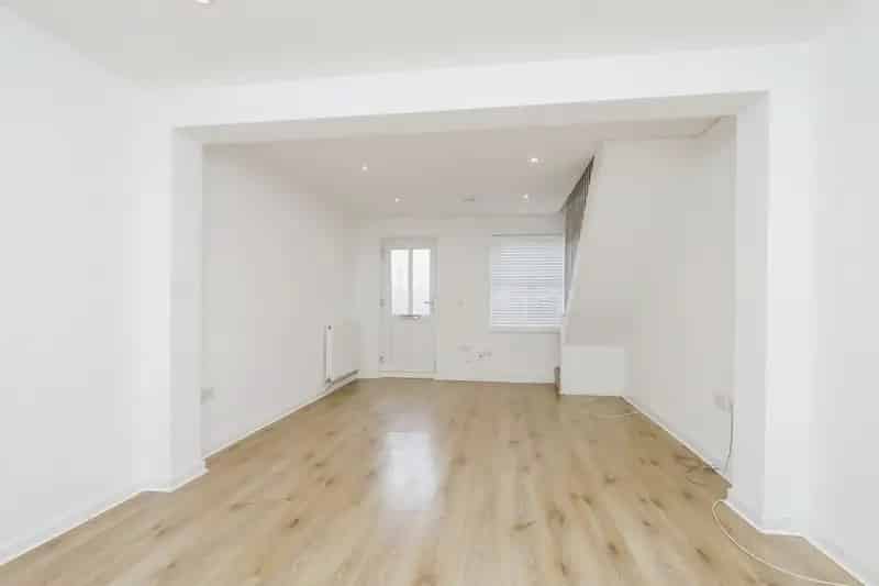 Immaculately Presented 2 Bed Mid Terrace House No Onward Chain