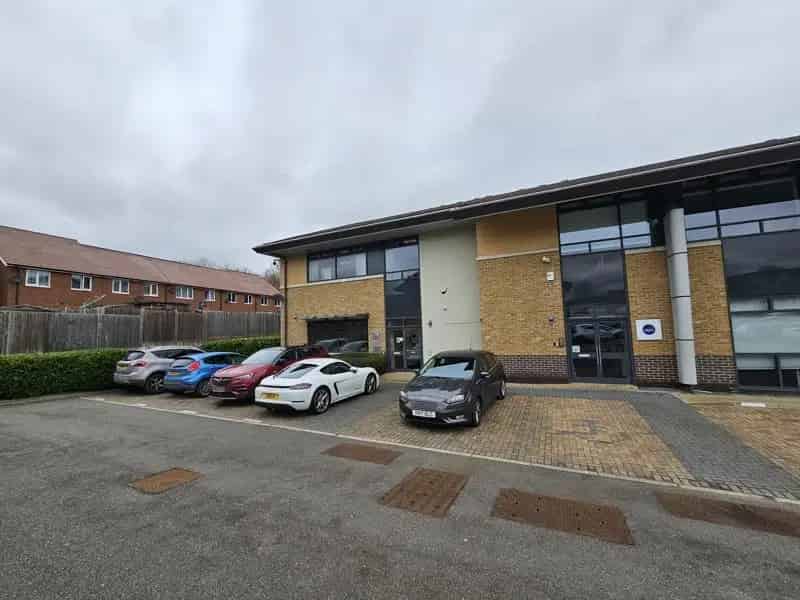 Modern Office Space for Rent - 10 Car Parking Spaces