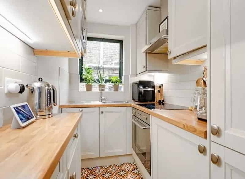 Two Bedroom Victorian Flat with Parking and Gardens