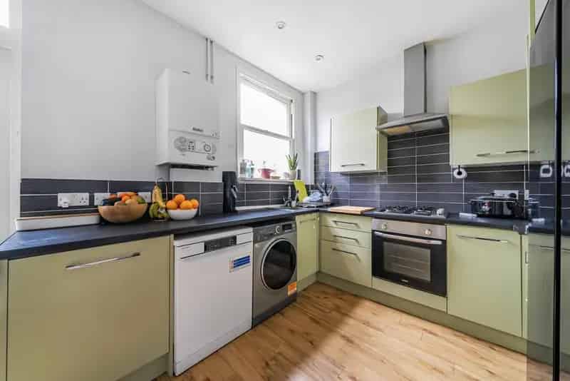 Three Bedroom Mid Terrace House Near Balgowan Primary School Beckenham