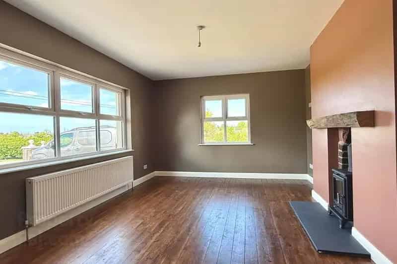 Refurbished 4-Bed Bungalow with Modern Kitchen & Large Shed