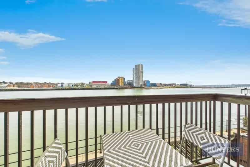 3 Bedroom Waterfront Townhouse Ocean Village Southampton