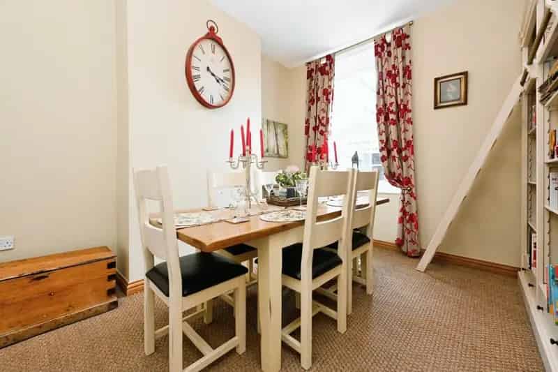 Semi Detached House with Annexe - 3 Bedrooms Ample Parking