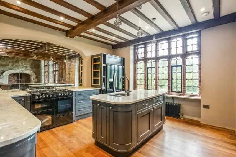 2 Bedroom Maisonette in Listed Building with Lake and Gardens