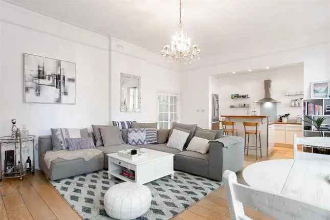 Flat for Sale in South Kensington SW7 - Spacious Apartment near Museums
