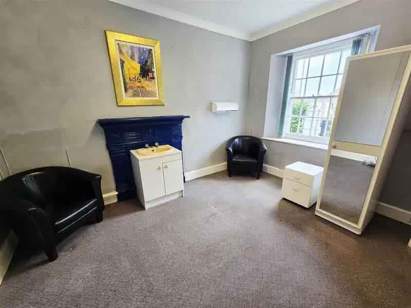 3 Bedroom Semi-Detached House For Sale Town Centre
