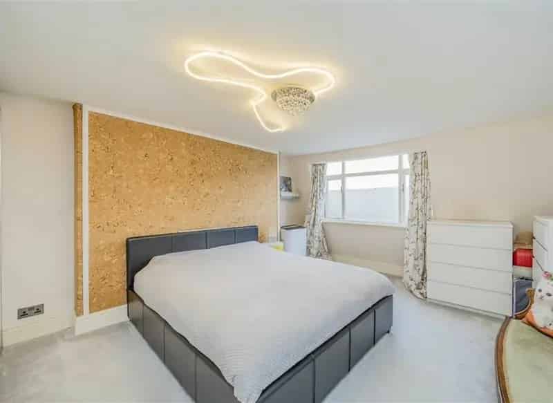 One Bedroom Victorian Apartment near Queensway