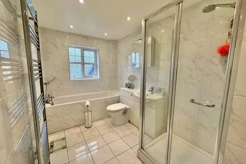 6 Bed Detached House for Sale in Camberley