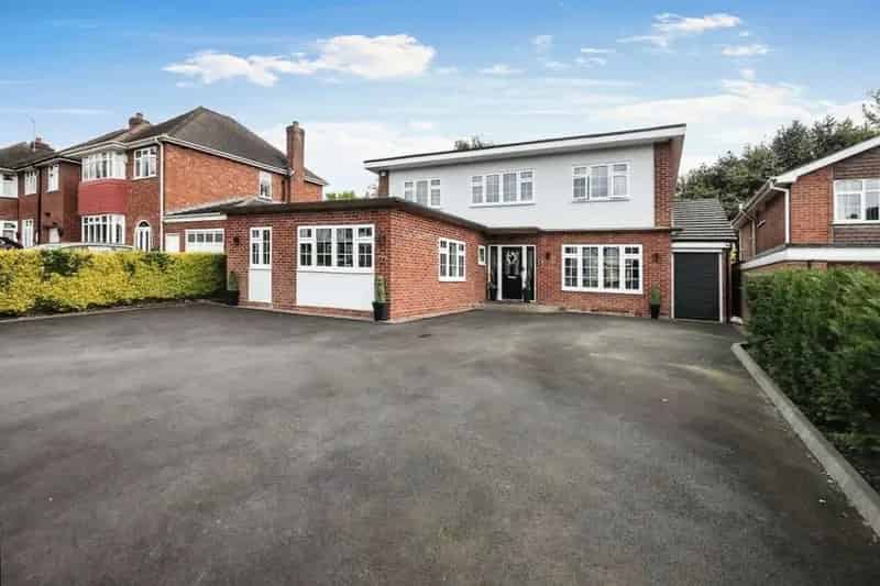 Spacious Detached Family Home in Haden Hill