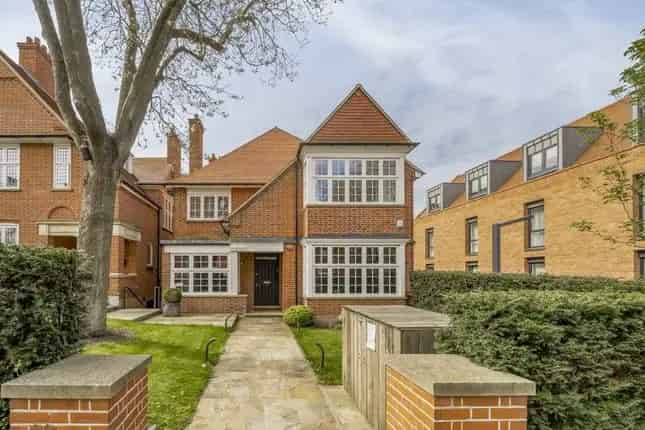 Four Bedroom Split Level Apartment Hampstead NW3