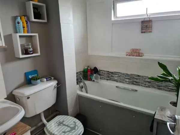 Flat For Rent in Rushmoor, England