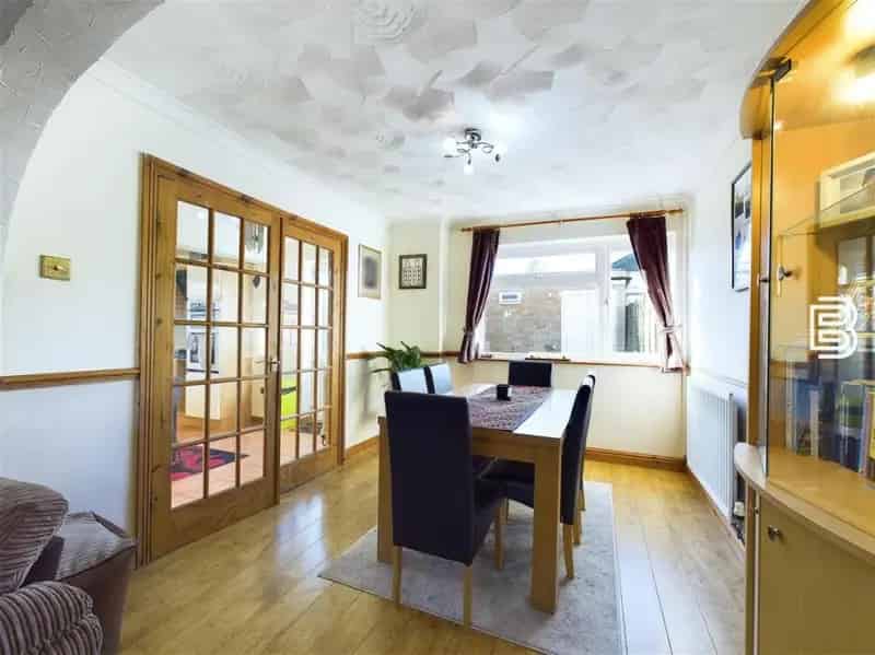 3 Bed Extended Semi Detached House Hillmorton Office Parking Garden