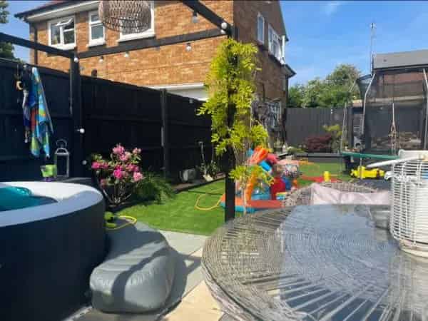 2 Bed Semi Detached House with Landscaped Gardens and Excellent Transport Links