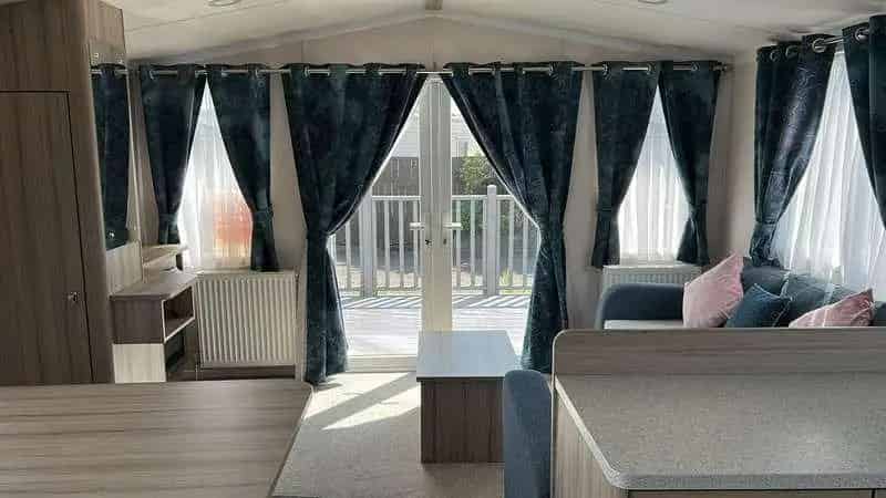 2 Bed Caravan with Sea and Castle Views