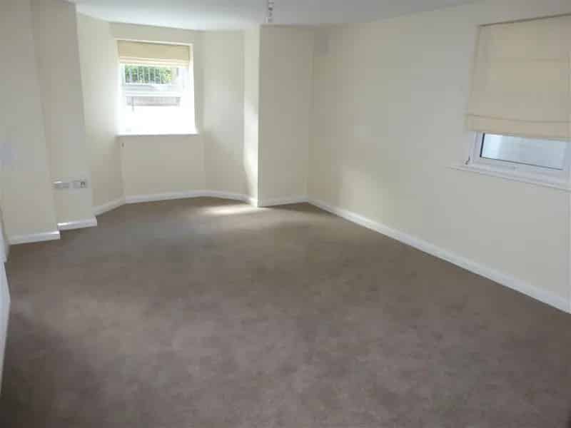 1 Bedroom Flat with Modern Bathroom and Kitchen Appliances