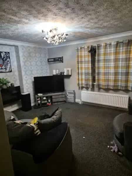Large 2-Bedroom Flat Top Floor Near Park Shops