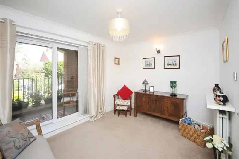 5 Bedroom Family Home with Garage and Driveway Parking