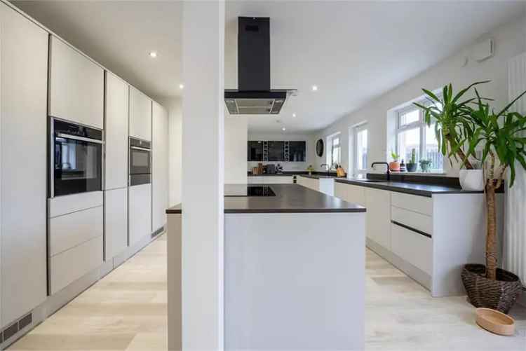 5 Bed Detached House with 1 Reception Room
