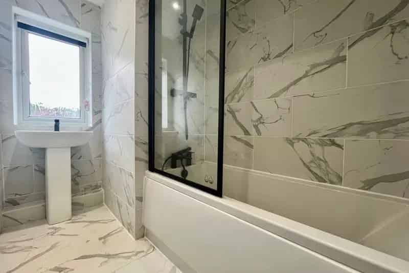 Stylish 2-Bedroom Flat in Alwoodley - Modern Living, Great Location
