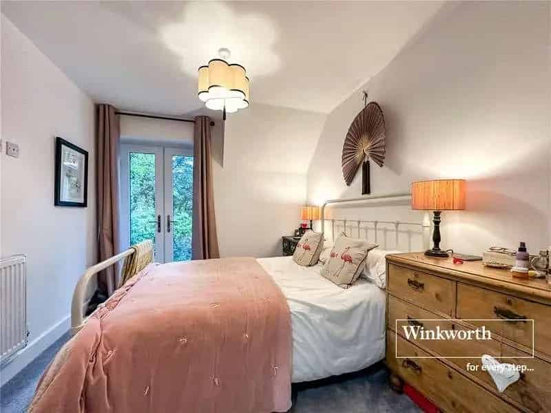 3 Bed Flat for Sale - Modern Apartment with Communal Gardens and Parking