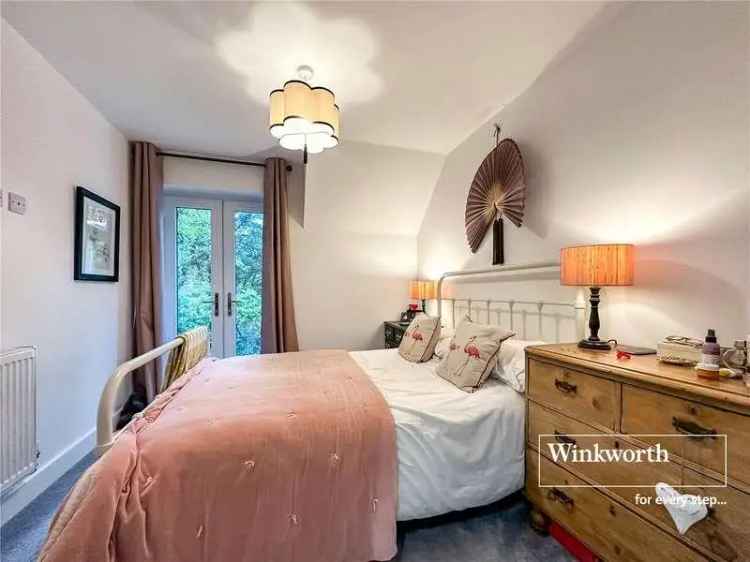 3 Bed Flat for Sale - Modern Apartment with Communal Gardens and Parking