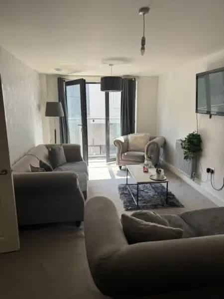2 Bedroom House with Garden - Newly Refurbished