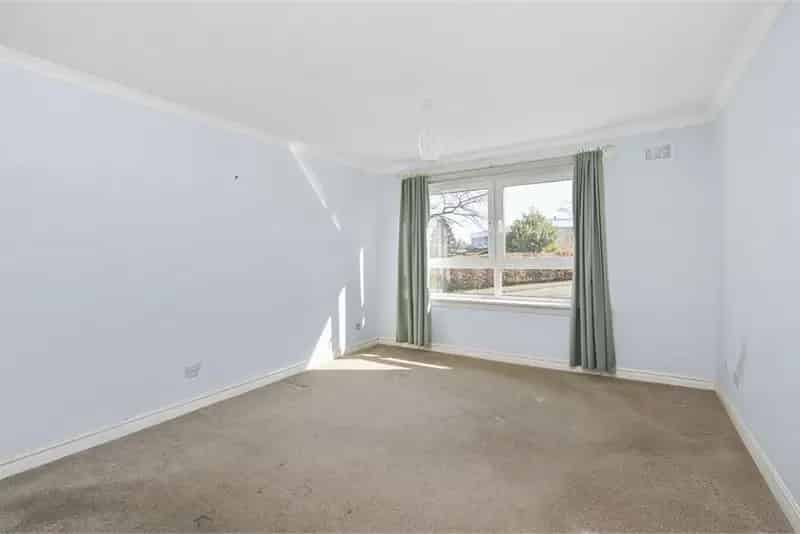 2 Bed Flat Ground Floor Ravelston Modern Kitchen Double Bedrooms Gated Carport