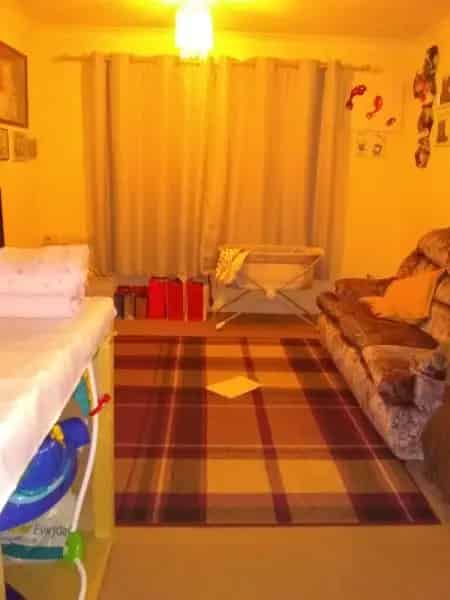 2 Bedroom Flat Near Shops and Train Station