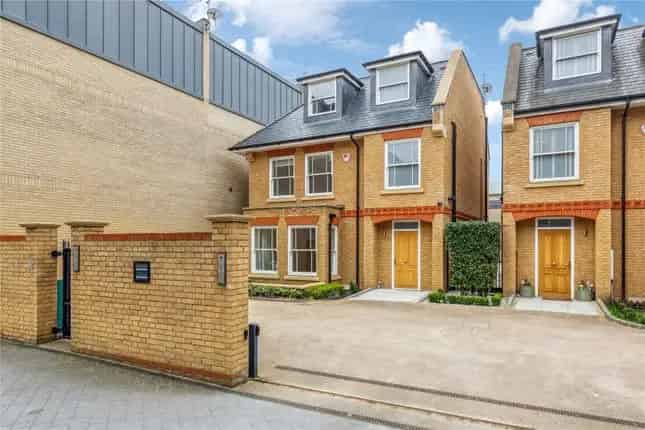Detached Family Home for Sale in Chiswick
