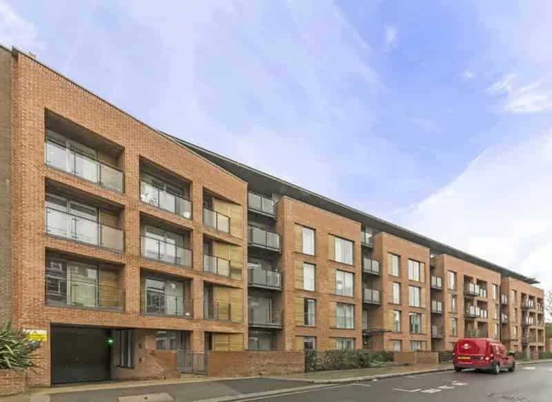 One Bedroom Apartment Near West Hampstead with Gym and Terrace