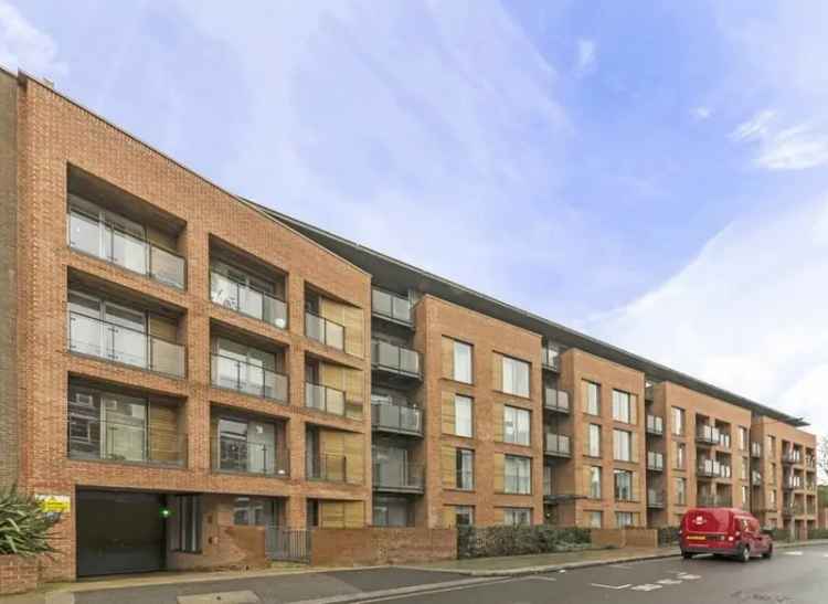 One Bedroom Apartment Near West Hampstead with Gym and Terrace