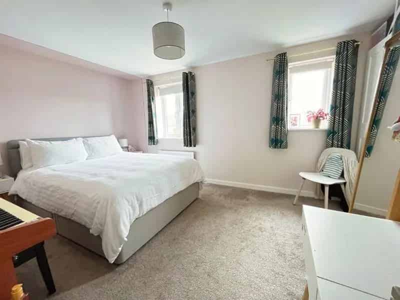 3 Bed House for Sale Modern Kitchen & Bathroom Double Parking Landscaped Garden